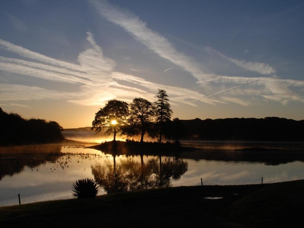 Slebech Park Estate Acomodação com café da manhã Wiston  Exterior foto Sunset over Lake Ouachita